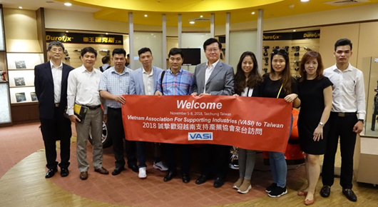 Mobiletron CEO Mr. Tsai meets the group