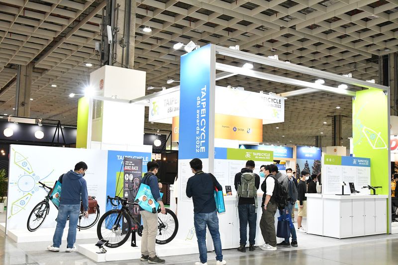 1. 台北國際自行車展創新設計獎專區展示得獎產品，吸引許多參觀者駐足