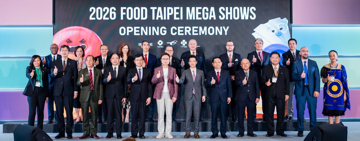 2026年台北國際食品系列展今日盛大開幕，現場由外貿協會董事長黃志芳(前排左5)、中華民國總統府何志偉副秘書長(前排左6)、經濟部何晉滄政務次長(前排左4)、外交部葛葆萱常務次長(前排左7)、農業部林家榮主任秘書(前排左3)等貴賓共同祝酒，見證亞洲指標性食品產業盛會正式啟動，定義全球食品產業新未來。